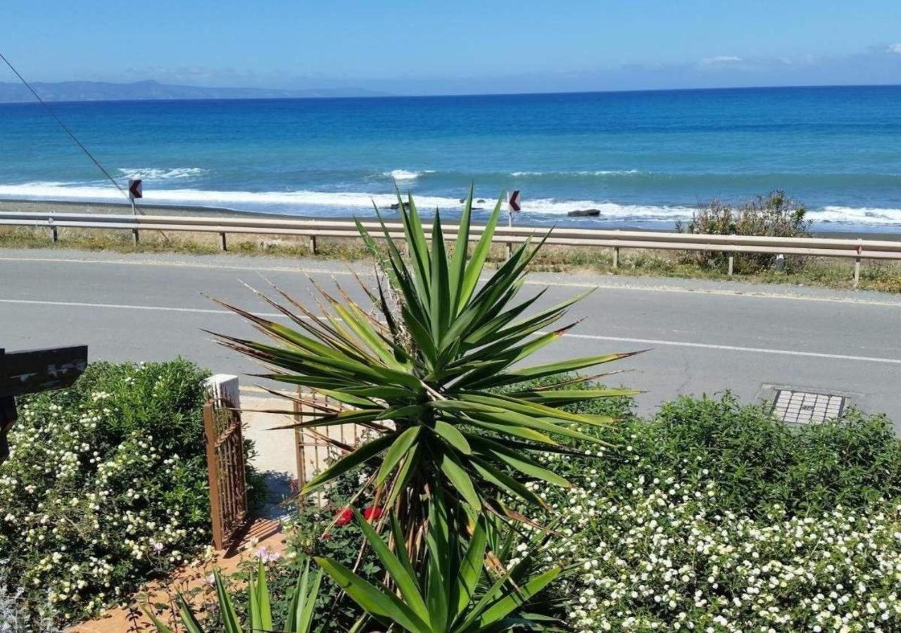 Villa Spiti Damianos Beachfront